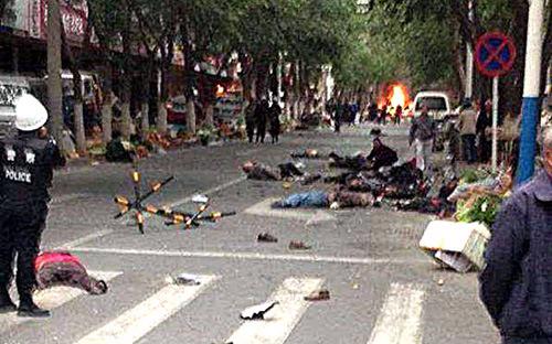 Hiện trường vụ tấn công đẫm máu tại một khu chợ trời ở Urumqi, Tân Cương hồi tháng 5/2014 - Ảnh: THX.
