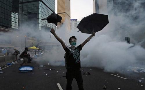 Một người biểu tình Hồng Kông giơ cao ô trên đường phố hôm 28/9 - Ảnh: Reuters.<br>