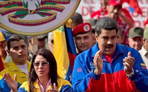 Tổng thống Venezuela Nicolas Maduro (phải) và vợ Cilia Flores trong một cuộc tập trung của những người ủng hộ ông Caracas ngày 28/2 - Ảnh: AP.<br>