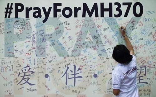 Nhiều thân nhân của những người có mặt trên MH370 đến nay vẫn không tin 
rằng chiếc máy bay đã rơi xuống biển mà đã hạ cánh ở đâu đó - Ảnh: Reuters.<br>
