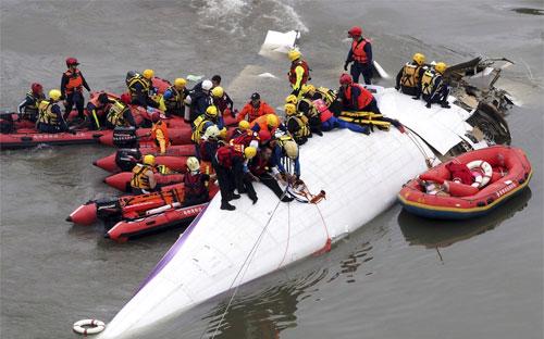 Các nhà tìm kiếm đang trục vớt máy bay của AirAsia bị rơi xuống sông ở Đài Bắc ngày 4/2 - Ảnh: EPA/WSJ.<br>