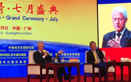 Cựu Tổng thống Mỹ Bill Clinton phát biểu tại cuộc hội thảo ở Quảng Châu, Trung Quốc, cuối tuần qua - Ảnh: Fortune.<br>