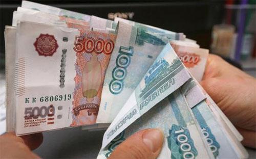 Trong phiên giao dịch ngày thứ Sáu, đồng Rúp có lúc lên mức cao nhất 
trong hơn 3 tuần, nhưng đã quay đầu giảm trở lại ngay sau đó - Ảnh: Reuters.<br>
