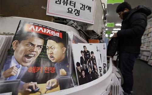 Bìa một cuốn tạp chí in hình biếm họa Tổng thống Mỹ Barack Obama và nhà lãnh đạo Triều Tiên Kim Jong Un trong một hiệu sách ở Seoul, Hàn Quốc hôm 3/1 - Ảnh: AP/WSJ.<br>