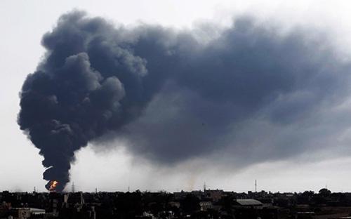 Khói đen bốc cao từ sân bay Tripoli - Ảnh: EPA.<br>