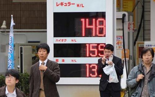 Giá dầu tính bằng đồng USD đã giảm sâu, nhưng đồng Yên Nhật đang tiếp 
tục xuống giá, khiến giá dầu tính bằng đồng Yên giảm chậm hơn.
