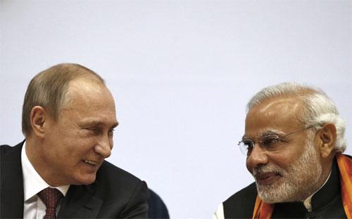 Tổng thống Nga Vladimir Putin (trái) và Thủ tướng Ấn Độ Narendra Modi tại New Delhi ngày 11/12 - Ảnh: Reuters/BI.<br>