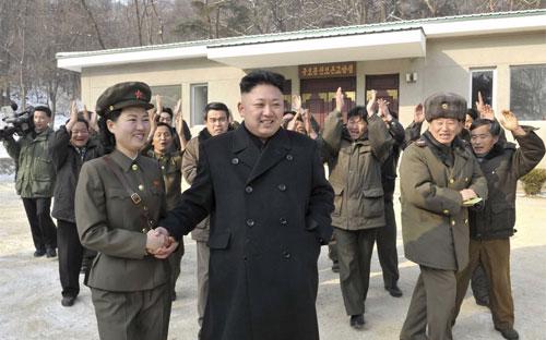 Nhà lãnh đạo Triều Tiên Kim Jong Un tới thăm một doanh trại quân đội của nước này vào tháng 1/2014 - Ảnh: KCNA/Reuters.<br>