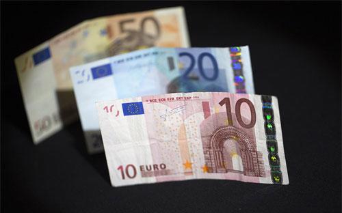 1 Euro - đổi được 1,6 USD vào năm 2008 và tương đương 1,39 USD vào thời 
điểm tháng 3/2014 - đã giảm giá xuống còn 1,07 USD trong phiên giao dịch
 hôm qua (10/3) - Ảnh: Bloomberg/WSJ.<br>