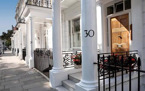 Theo các nhà môi giới bất động sản, khách Nga và Đông Âu đặc biệt thích 
những căn nhà lớn ở khu Bishops Avenue thuộc phía Bắc London, nơi được 
xem là “khu phố của giới tỷ phú” - Ảnh: Getty.<br>