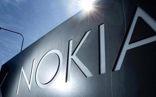 Cách đây 1 năm, Nokia bán lại mảng điện thoại di động gặp khó của mình cho hãng Microsft - Ảnh: Bloomberg/Getty.<br>