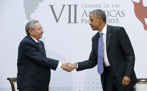 <span class="fig">Chủ tịch Cuba Raul Castro (trái) bắt tay Tổng thống Mỹ Barack Obama<em> </em>khi bắt đầu cuộc hội đàm ở Panama hôm 11/4 - Ảnh: Reuters.<br></span>