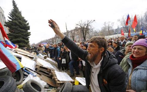 Người biểu tình đòi ly khai ở Luhansk, một thành phố miền Đông Ukraine, ngày 14/4 - Ảnh: Reuters.<br>