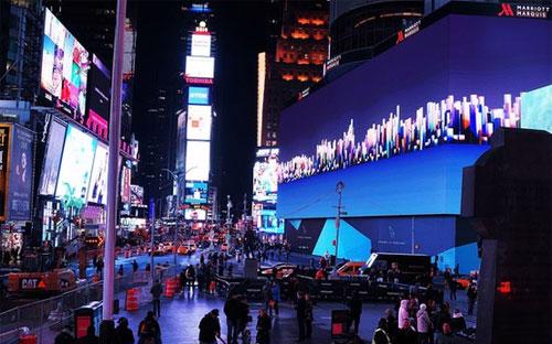 Những tấm biển quảng cáo lớn thắp sáng Quảng trường Thời đại ở New York - Ảnh: Getty/BBC.<br>