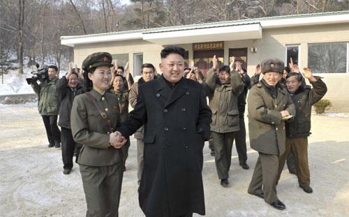 Nhà lãnh đạo Triều Tiên Kim Jong Un đi thăm một cơ sở quân đội của nước này - Ảnh: KCNA/Reuters.<br>