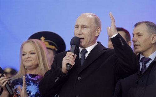 Đứng trước dòng người hô vang “nước Nga, nước Nga” bên ngoài điện 
Kremlin, Tổng thống Puin nói, người Nga và người Ukraine là “một dân 
tộc” - Ảnh: Reuters.<br>