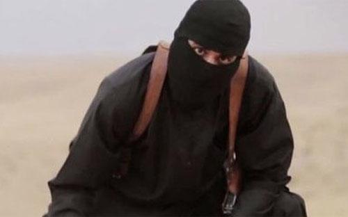 Đao phủ IS “John thánh chiến”, tên thật là Mohammed Emwazi, trong một đoạn băng được nhóm này tung lên mạng Internet - Ảnh: BBC.<br>