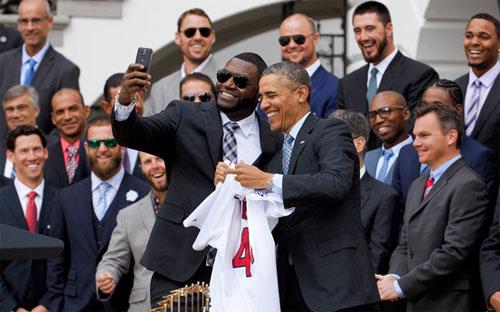 Tổng thống Obama và cầu thủ bóng chày Ortiz tại Nhà Trắng hôm 1/4 - Ảnh: AP.<br>