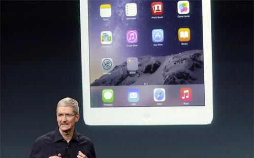 CEO Tim Cook của Apple giới thiệu iPad Air 2 vào tháng 10/2014 - Ảnh: AP/WSJ.<br>