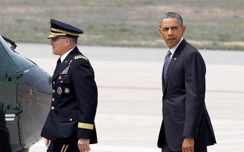 Tổng thống Mỹ Barack Obama (phải) đi thăm một căn cứ quân sự ở Hàn Quốc ngày 25/4 - Ảnh: Getty.<br>