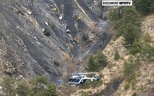 Một trực thăng tìm kiếm bay phía trên hiện trường vụ rơi máy bay Airbus A320 của hãng Germanwings trên dãy Alps của Pháp ngày 24/3 - Ảnh: Reuters.<br>
