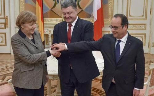Từ trái qua: Thủ tướng Đức Angela Merkel, Tổng thống Ukraine Petro Poroshenko, và Tổng thống Pháp Francois Hollande tại Kiev ngày 5/2 - Ảnh: Reuters.<br>