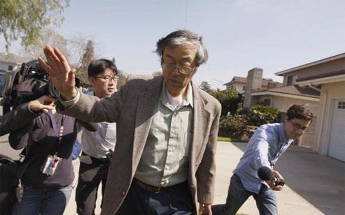 Ông Satoshi Nakamoto, người được cho là "cha đẻ" tiền ảo Bitcoin trong vòng vây báo chí ngày 6/3 - Ảnh: Reuters.<br>
