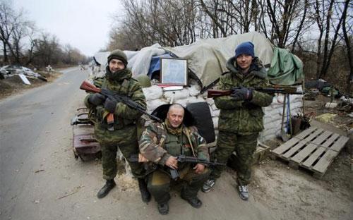 Một nhóm binh sỹ thuộc lực lượng nổi dậy tại một trạm kiểm soát ở Donetsk thuộc miền Đông Ukraine ngày 18/11 - Ảnh: Reuters.<br>
