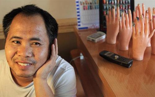Anh Huy Van, một người Việt làm chủ tiệm nail ở Miami, Mỹ - Ảnh: Miami Herald.<br>