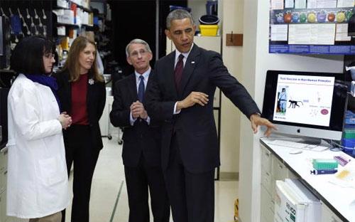 Tổng thống Mỹ Barack Obama (phải) tới thăm Viện nghiên cứu Y tế Quốc gia (NIH) ngày 2/12 - Ảnh: Reuters.<br>