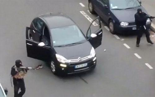 Ảnh chụp từ một đoạn video cho thấy hai kẻ tấn công tòa soạn tờ tạp chí Charlie Hebdo ở Paris ngày 7/1 - Ảnh: Reuters.<br>