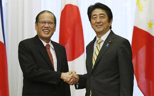 Tổng thống Philippines Benigno Aquino (trái) và Thủ tướng Nhật Shinzo Abe - Ảnh: AFP/Getty.<br>