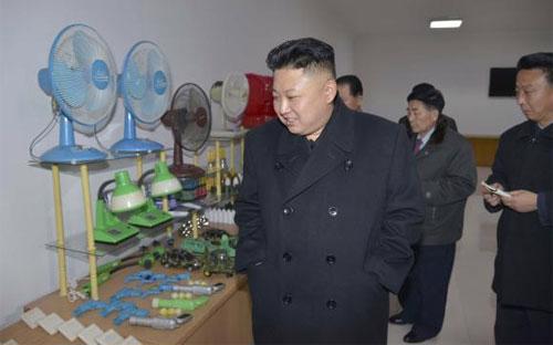 Nhà lãnh đạo Triều Tiên Kim Jong Un đi thăm một nhà máy ở nước này - Ảnh: KCNA/Reuters.<br>