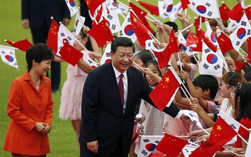 Chủ tịch Trung Quốc Tập Cận Bình được đón tiếp ở Hàn Quốc ngày 3/7 - Ảnh: AP.<br>