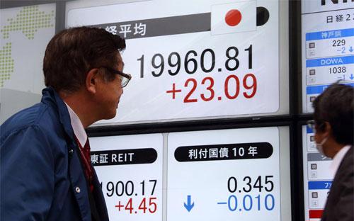 Nhật Bản đang phải nới lỏng chính sách tiền tệ tới mức kỷ lục để chống giảm phát - Ảnh: Bloomberg.<br>