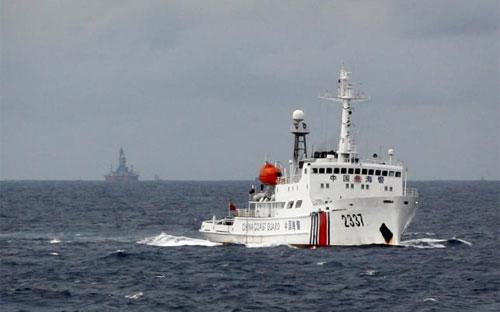 Một tàu hải giám của Trung Quốc tại khu vực gần giàn khoan Hải Dương 981 mà Trung Quốc đơn phương hạ đặt trái phép trên vùng Biển Đông của Việt Nam hồi tháng 6/2014 - Ảnh: Reuters.<br>