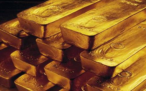 Đối với các nhà đầu tư có ý định “dấn thân” vào vàng trong năm nay, các chiến lược gia khuyến cáo mua vàng vật chất - Ảnh: AP.<br>