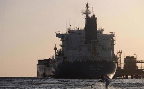 Một con tàu chở dầu ở ngoài khơi Duba, Saudi Arabia hôm 20/4/2013 - Ảnh: Reuters.<br>