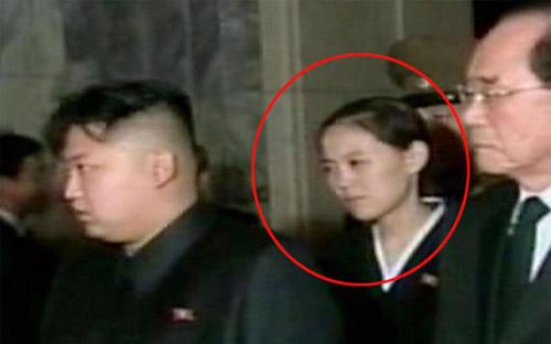 Em gái Kim Jong-un, cô Kim Yo-jong (được khoanh tròn) trong một lần xuất hiện cùng anh trai.<br>