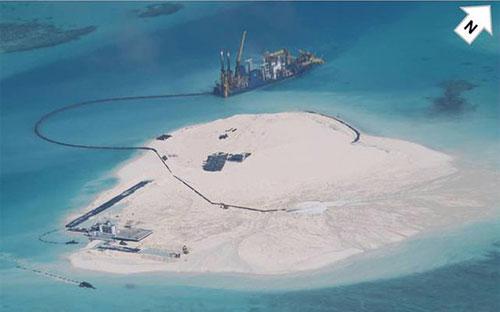 Bức ảnh chụp bãi Gạc Ma thuộc quần đảo Trường Sa của Việt Nam hồi tháng 2 năm nay do Philippines công bố hồi tháng 5. Philippines tố cáo Trung Quốc tiến hành khai hoang bãi đá này - Ảnh: AP.<br>