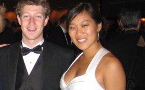 Vợ chồng tỷ phú Mark Zuckerberg-Priscilla Chan cam kết hiến tặng 25 triệu USD cho cuộc chiến chống Ebola.<br>