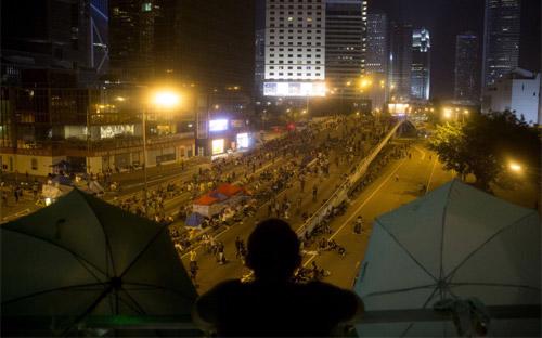 Người biểu tình trên một tuyến đường Hồng Kông tối ngày 5/10 - Ảnh: Bloomberg.<br>