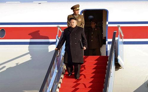 Nhà lãnh đạo Triều Tiên Kim Jong Un bước xuống từ máy bay - Ảnh: EPA.<br>
