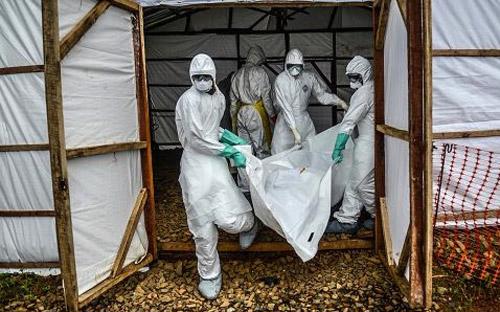 Các nhà khoa học nói rằng, trong bối cảnh hiện nay, các biện pháp kiểm 
soát vẫn giữ vai trò quan trọng trong việc ngăn sự lan rộng của dịch 
Ebola - Ảnh: AFP/Getty. 