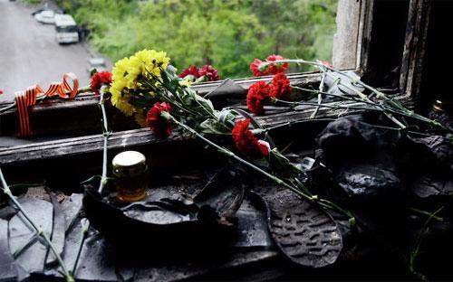 Người dân Ukraine đặt hoa trong tòa nhà cháy ở Odessa hôm 2/5 để tưởng nhớ những người thiệt mạng trong vụ hỏa hoạn - Ảnh: RIA Novosti.<br>