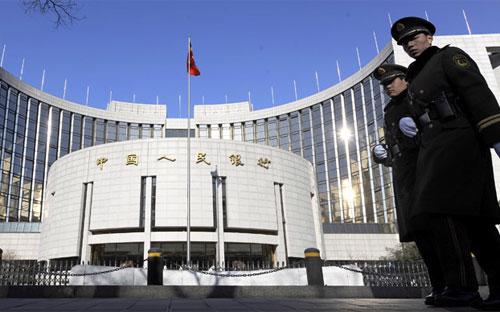 Bên ngoài trụ sở Ngân hàng Trung ương Trung Quốc (PBoC) ở Bắc Kinh - Ảnh: AFP.<br>