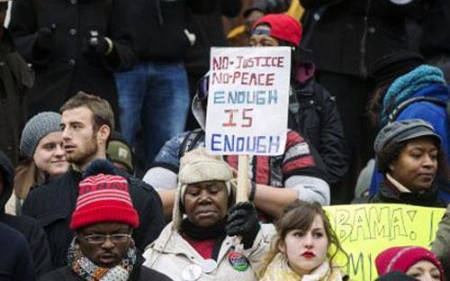 Người biểu tình ở Ferguson, Missouri, Mỹ ngày 26/11 - Ảnh: Reuters.<br>