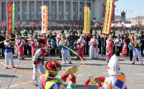 Các vũ công Triều Tiên biểu diễn trong một chương trình nghệ thuật truyền thống ở Bình Nhưỡng - Ảnh: Xinhua/Zuma.<br>
