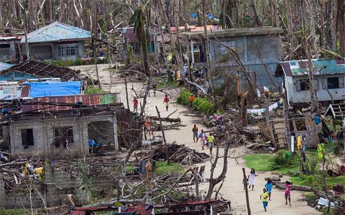 Một ngôi làng bị bão Haiyan tàn phá ở tình Đông Samar, Philippines - Ảnh: Bloomberg.<br>