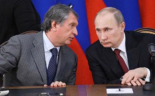 Tổng thống Nga Vladimir Putin (phải) và Igor Sechin - Giám đốc điều hành Rosneft - Ảnh: Getty.<br>
